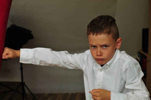 Enfant européen du côté regarde dans la caméra avec poinçon - Photo, image
