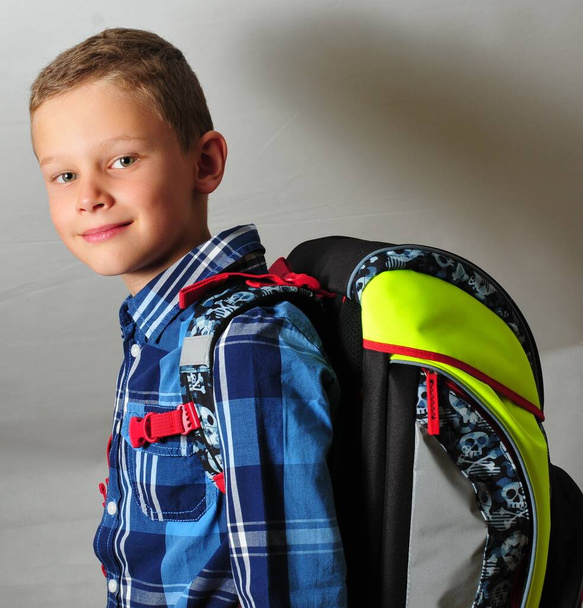 European child with school bag is afraid to go to school - Photo, Image