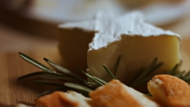 Düz peynir ve et tabağı. Noel ağacı şeklinde dizilmiş peynir, füme sosis, domates, zeytin ve rozmarin. Noel tatili için yemek. Makro görünüm - Video, Çekim