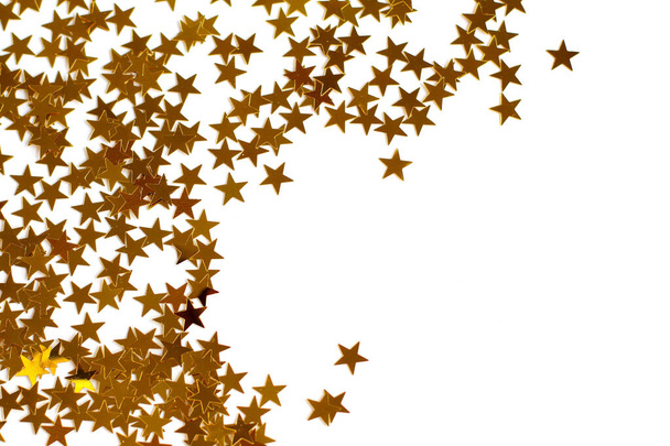 Feestelijke achtergrond. Schitterende confetti sterren op witte achtergrond. Kerstmis. Bruiloft. Verjaardag. Gelukkige vrouwendag. Moederdag. Valentijnsdag. Vlakke lay, bovenaanzicht, kopieerruimte - Foto, afbeelding