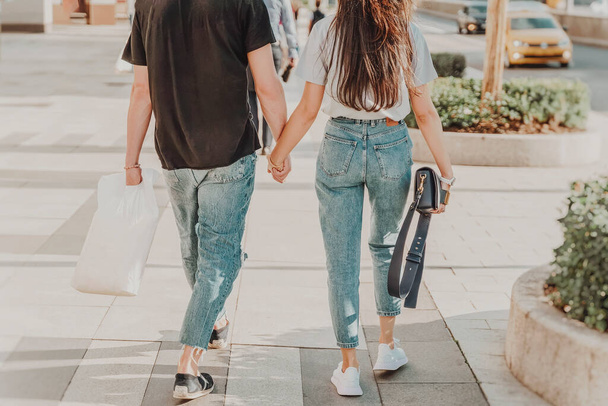Couple méconnaissable marchant ensemble dans la ville. Concept ville moderne, amour, style de vie - Photo, image