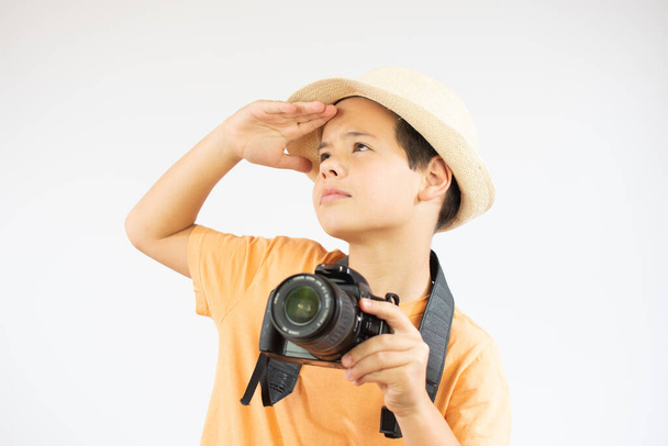 Porträt eines fröhlichen Jungen mit Kamera und Hut - Foto, Bild