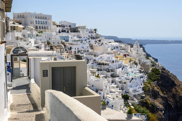 サントリーニ島ギリシャ, 2020年9月17日:サントリーニ島フィラの伝統的なキクラデス建築.ギリシャのキクラデス諸島 - 写真・画像