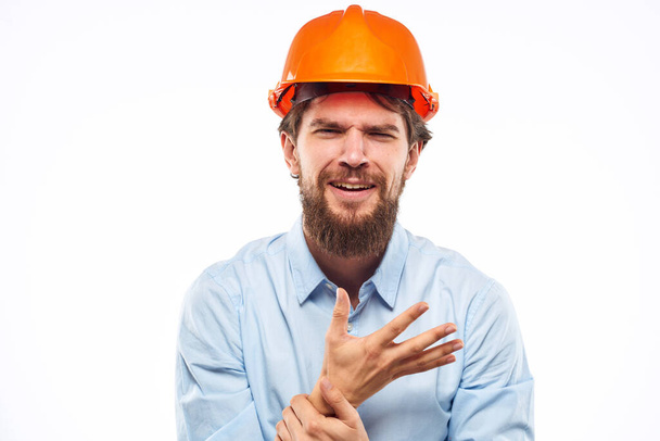 человек в строительной форме оранжевая лакокрасочная промышленность профессиональный обрезанный вид - Фото, изображение