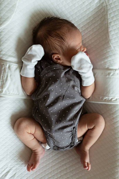 Novorozené dítě v bílém kokonu. zdravotní péče, hygiena, šťastný rodinný koncept - Fotografie, Obrázek