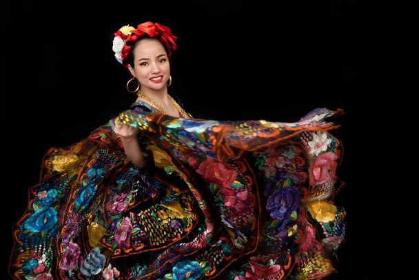 Mulher latina vestida de Chiapas com um traje bordado com flores, uma trança de arco e um xale, dançarina mexicana, folclore tradicional multicolorido - Foto, Imagem