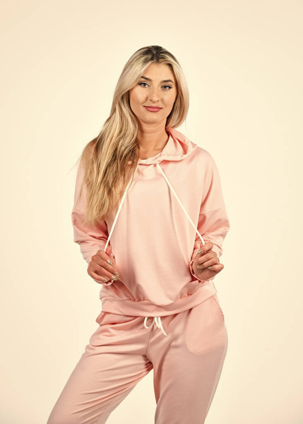 Fitness woman wear sportswear. Style for daily life. Gym fashion. Girl in sweatpants and hoodie. Trendy sportswear. Sport style. Feel so sporty. Cute girl in training clothes. Fashionable sportswear - Valokuva, kuva