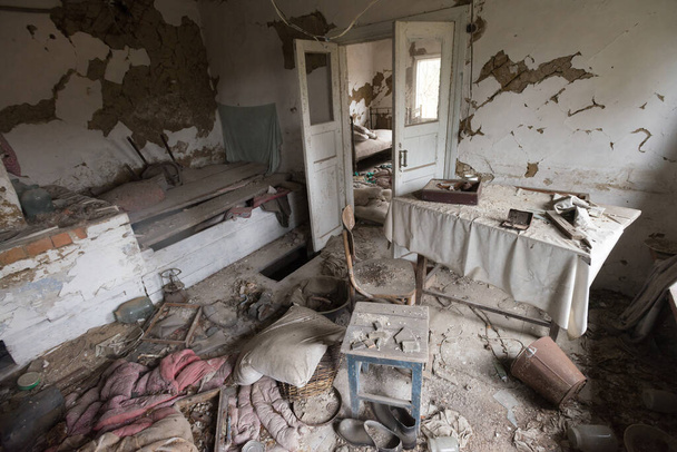 Dom w opuszczonej wiosce Krasno, postapokaliptyczne wnętrze, strefa wykluczenia w Czarnobylu, Ukraina - Zdjęcie, obraz