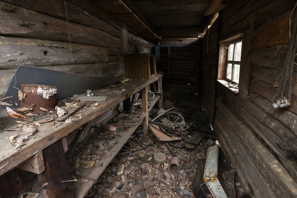 Grange intérieure dans village abandonné Zimovysche, intérieur post-apocalyptique, zone d'exclusion de Tchernobyl, Ukraine - Photo, image