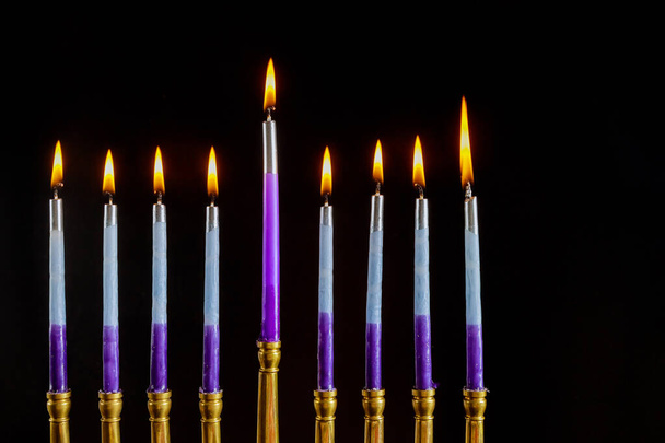 Εβραϊκό σύμβολο των εορτών θρησκεία σε hanukkiah Menorah με καμένα κεριά για Hanukkah - Φωτογραφία, εικόνα