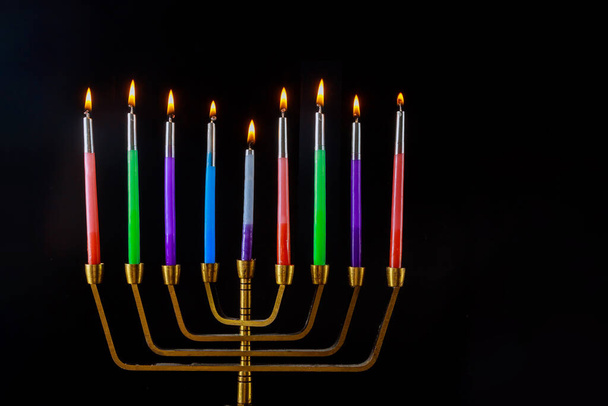 Еврейский религиозный праздник Ханука на Ханукии меноры в девяти свечах - Фото, изображение