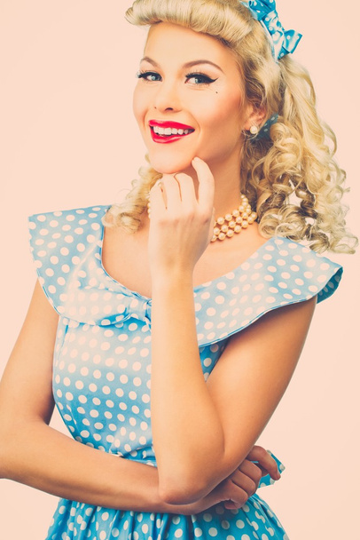 Sexy loira pin up estilo jovem mulher em vestido azul
 - Foto, Imagem