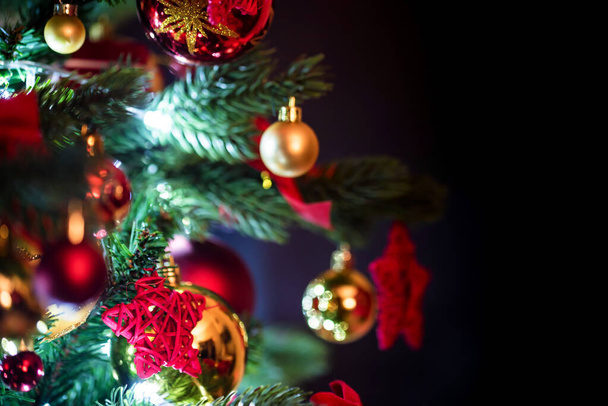 Kleurrijke kerstballen en strikken op de kerstboom - Foto, afbeelding