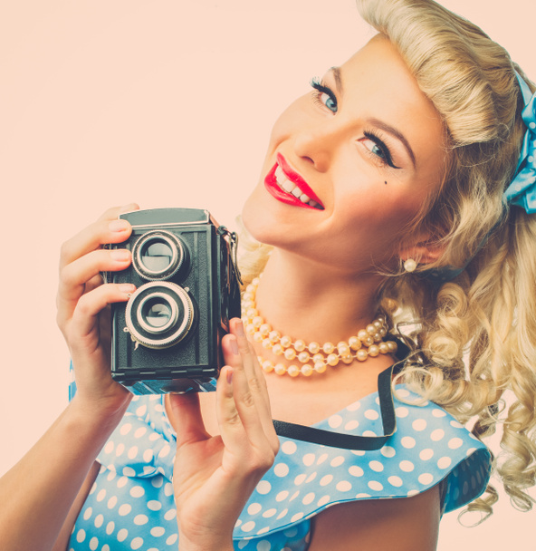 ξανθιά κοκέτα pin επάνω στυλ νεαρή γυναίκα στην μπλε φόρεμα με το εκλεκτής ποιότητας φωτογραφική μηχανή  - Φωτογραφία, εικόνα