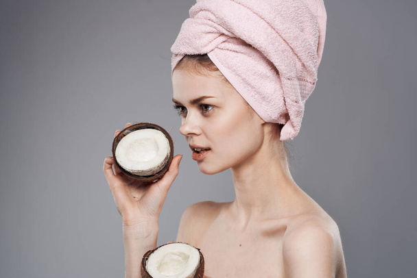 Frau mit einem Handtuch auf dem Kopf Dusche saubere Haut Kokosnuss-Kosmetik natürliche - Foto, Bild