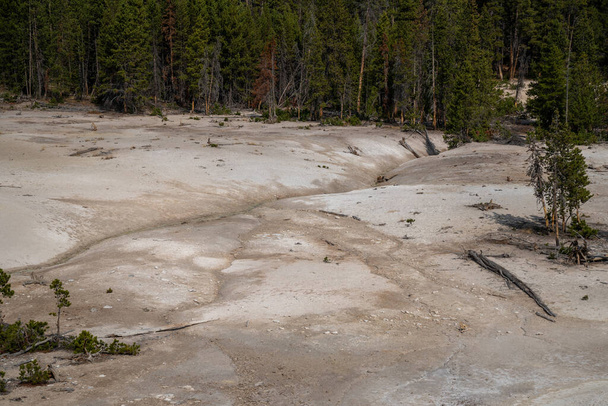 Volcán de barro y caldero de azufre son ollas de barro y fumarolas, en el Parque Nacional de Yellowstone Wyoming - paisaje de la zona - Foto, Imagen