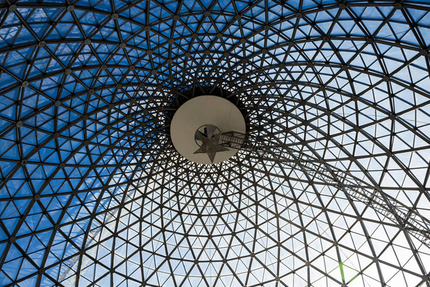 Архитектурно решетчатая геометрическая стальная крыша.. - Фото, изображение
