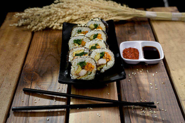Le kimbab est un type d'aliment coréen composé de riz enveloppé dans des algues. Kimbab est populaire comme un régal pour apporter des pique-niques, randonnées ou autres activités de plein air. - Photo, image