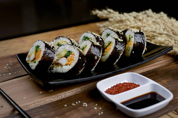 A kimbab olyan koreai élelmiszer, amely tengeri moszatba csomagolt rizsből áll. Kimbab népszerű, mint egy élvezet, hogy a piknik, túrázás vagy egyéb szabadtéri tevékenységek. - Fotó, kép