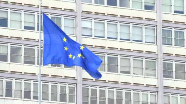 Ευρωπαϊκή σημαία που κυματίζει μπροστά από ένα γκρίζο κτίριο - Πλάνα, βίντεο