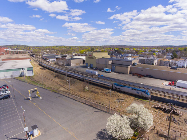 Повітряний вид лінії Amtrak Downeaster між Бостоном Массачусетсом і Брансвіком Мен на залізничній станції Lawrence, Lawrence, Massachusetts MA, USA.  - Фото, зображення