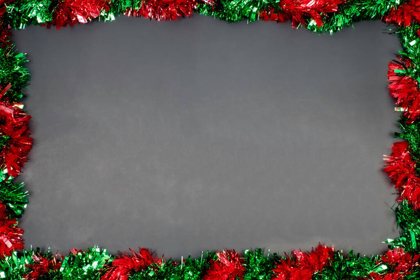 Kerst border template met sparren takken, Mooi rood groen blauw en goud speelgoed en lint, op ruimte grijs kleur achtergrond, Vrolijk Kerstmis en Gelukkig Nieuwjaar. - Foto, afbeelding