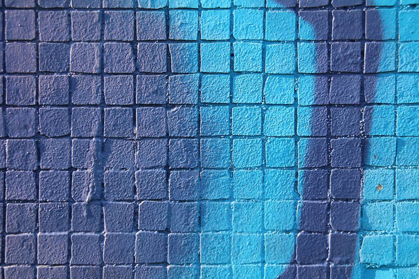 Parede de telha de tijolo de mosaico azul pintado, close-up de textura de grafite, com cores vibrantes para a criatividade, fundos imaginativos e ideias. - Foto, Imagem