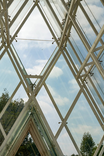 Innere Dachkonstruktion eines dreieckigen Glashauses - Foto, Bild