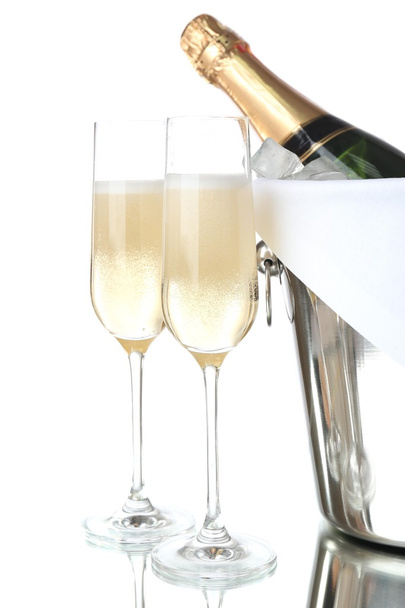 Copos de champanhe e garrafa em balde, isolados sobre branco
 - Foto, Imagem