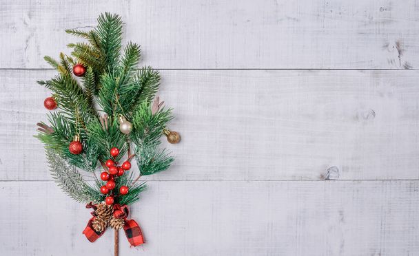 Regalo di Natale e decorazione su sfondo bianco. Natale e Capodanno per la festa in vacanza. - Foto, immagini