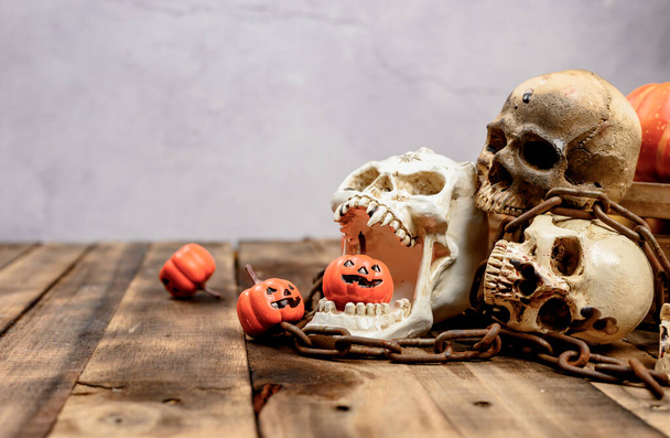 Halloween-Dekoration. Süßes oder Saures im Herbst und Herbst. Kürbisgesicht und gruseliges Symbol auf Holz-Hintergrund. - Foto, Bild