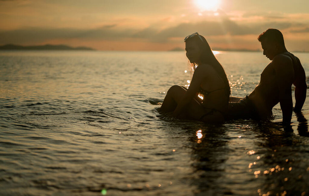 Silhueta casal amor viajar juntos na praia com vista para o pôr do sol. Romântico e relaxante em férias de verão. - Foto, Imagem
