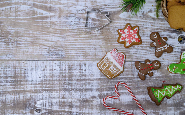 クリスマスとハッピーニューイヤーのための自家製クリスマスクッキー。冬休みに友人や家族と一緒に家でジンジャーブレッドを調理する女性. - 写真・画像