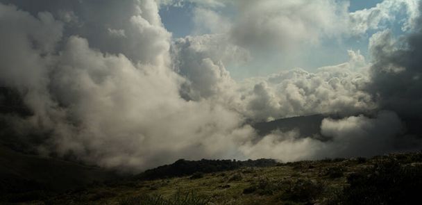 Drammatico cielo nuvoloso in alta montagna. Bellissimo paesaggio tra le montagne della Cantabria (Spagna)) - Foto, immagini