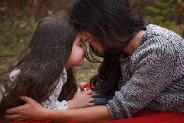 Мама с 4-летней дочкой проводят выходные на пикнике в осеннем лесу вместе. Отношения матери и ребенка. - Фото, изображение