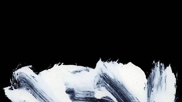 Dynamische witte penseelstreken op zwarte achtergrond zen stijl achtergrond en textuur - Foto, afbeelding