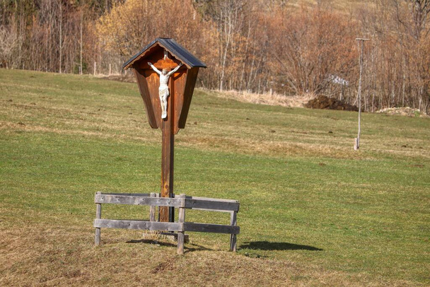 Cruz de iglesia de madera dura en jardín verde - Foto, imagen