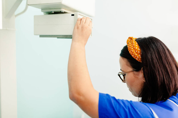 Спеціаліст з використанням рентгенівського апарату в лікарні
 - Фото, зображення