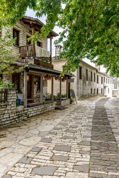 Dar sokak ve taş binalarla geleneksel mimari Vitsa köyü merkezi Zagori Yunanistan 'da - Fotoğraf, Görsel