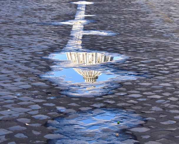 Basilique Saint-Pierre (Cité du Vatican) réflexion flaque d'eau. Rome, Italie - Photo, image