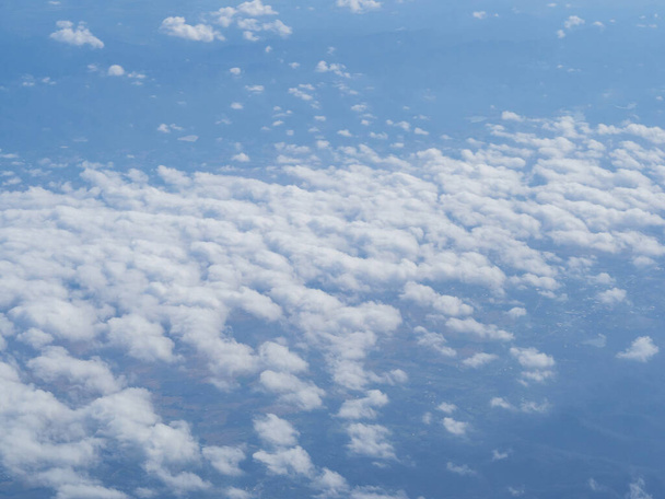 Uçak penceresinden görülen bulutlu hava manzarası. - Fotoğraf, Görsel