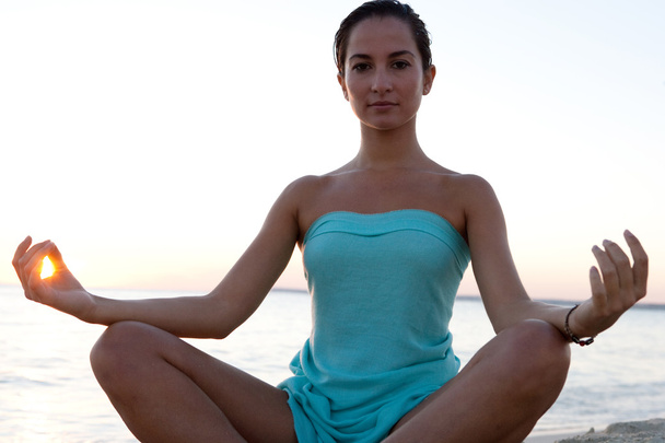 Mulher sentado posição de ioga
 - Foto, Imagem