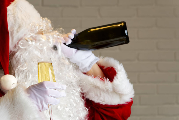 Babbo Natale beve spumante dalla bottiglia. ubriaco concetto di Babbo Natale - Foto, immagini