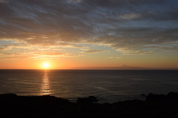 Sonnenaufgang bei La Palma; Blick zum Teide - Fotoğraf, Görsel