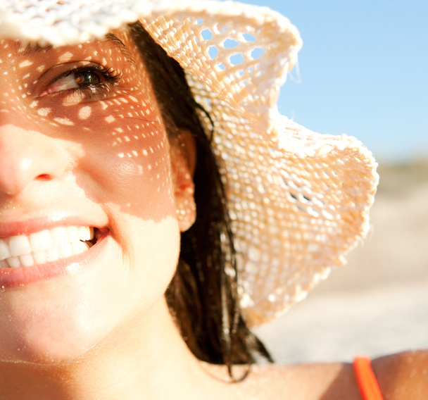Donna attraente su una spiaggia
 - Foto, immagini