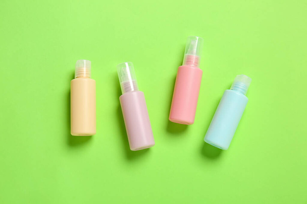 Set de botellas de viaje con cosméticos para el cuidado del cuerpo sobre fondo de color - Foto, Imagen