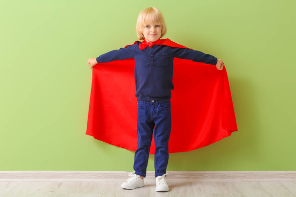 Niño vestido de superhéroe sobre fondo de color - Foto, imagen