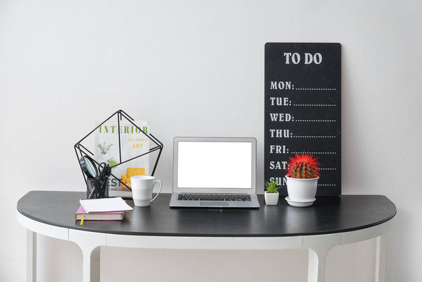 Σύγχρονος χώρος εργασίας με laptop και todo list στο γραφείο - Φωτογραφία, εικόνα