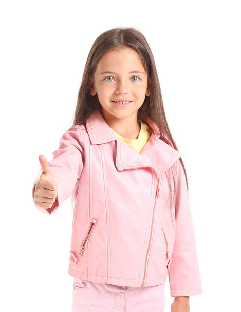 Aranyos kislány bemutató hüvelykujj-up gesztus fehér háttér - Fotó, kép