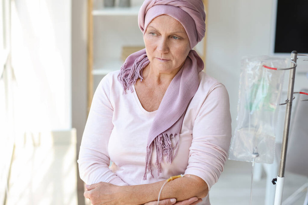 Traurige reife Frau nach Chemotherapie in Klinik - Foto, Bild